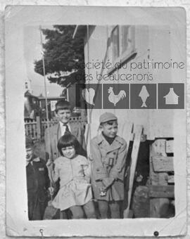 Quatre enfants en extérieur