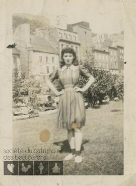 Femme inconnue dans une ville