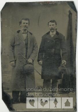 Portrait de deux hommes inconnus debout avec leurs pipes et leurs chapeaux