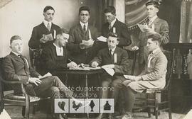 Groupe d’étudiants et du frère Anatole autour d’une table