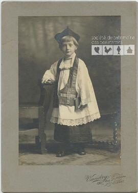 Portrait de Raymond Mercier habillé en curé