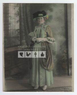 Portrait d’une femme âgée inconnue en costume