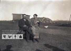Couple inconnu assis sur des chaises à l’extérieur