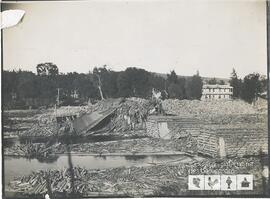 Estacades de la Brown corporation et bois de papeterie sur la rivière Chaudière, suite à une inondation