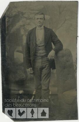 Portrait d’un homme inconnu debout