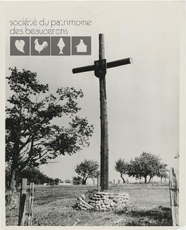 Croix de chemin en bois portant un blason fleurdelisé