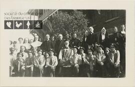 Monseigneur Joseph-Édouard Feuiltault avec un groupe de scouts