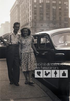 Couple inconnu dans la rue d’une ville